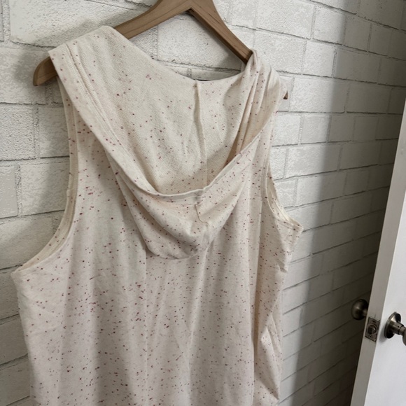 LIVI ACTIVE Lane Bryant Sleeveless V-Neck French Terry Hooded Tank - Picture 7 of 9